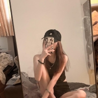 芸溪：皮膚白皙，粉嫩小騷穴，汁多潤滑回味無窮