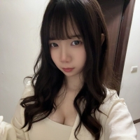 氣質可愛的甜美女孩，長相乾淨又討喜。身材嬌小敏感